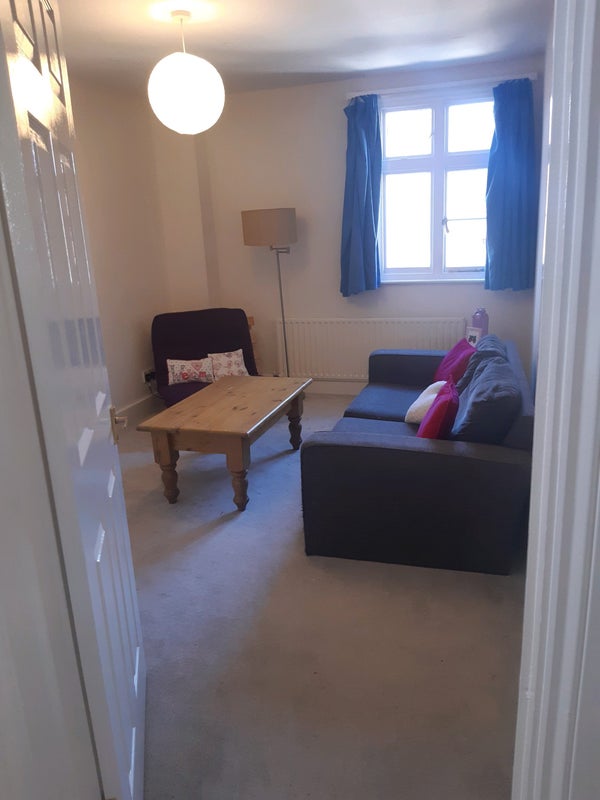 'Double room, central Wokingham in large flat' Room to Rent from SpareRoom