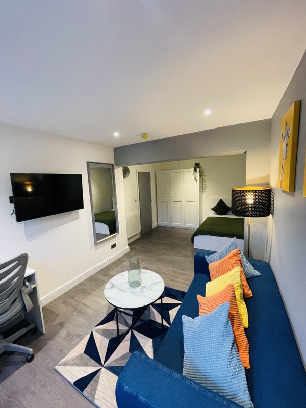 'Extra Large EnSuite Room In Feltham High St ' Room to Rent from SpareRoom