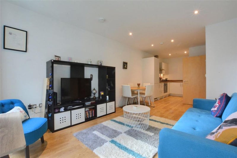 'Modern 1 Bedroom Apartment (North Greenwich)' Room to Rent from
