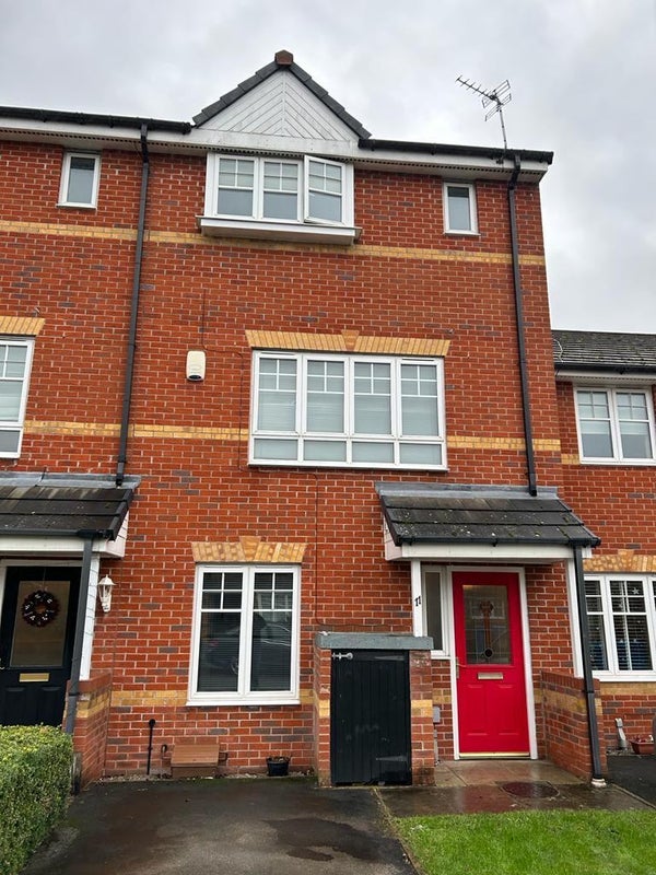 'Double bedroom for a professional in Wythenshawe' Room to Rent from