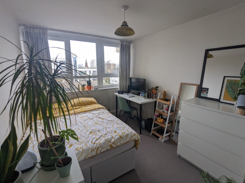 'Bright + spacious double near Clapham Junction' Room to Rent from