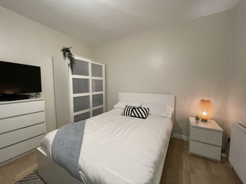 Photo 1: Double Bedroom