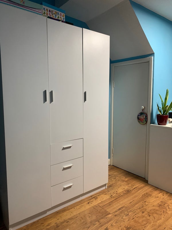 Photo 1: Wardrobe