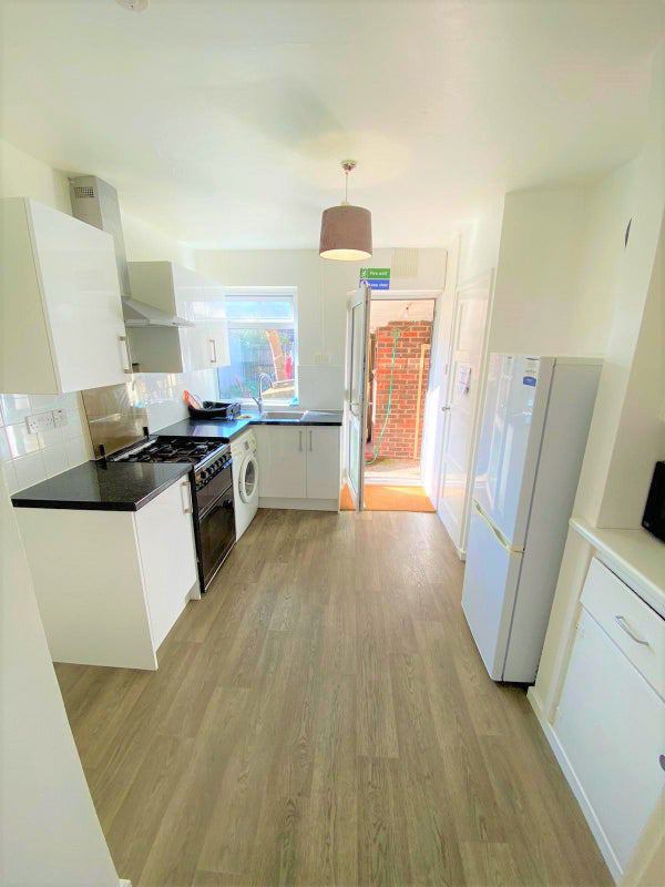 'Double room Stratford, garden, all bills included!' Room to Rent from