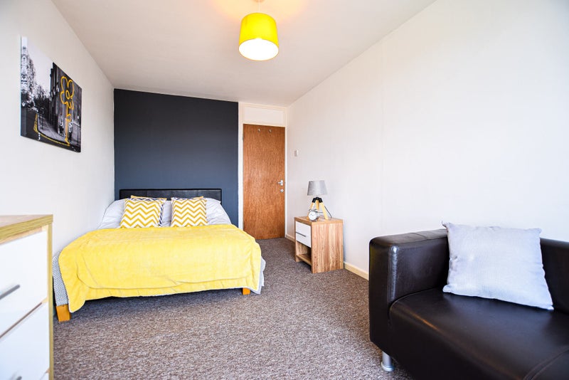 'Central Nantwich, Large Double With Sofa, Parking,' Room to Rent from