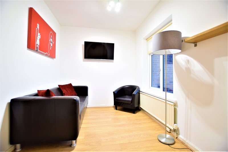 'Central Nantwich, Large Double With Sofa, Parking,' Room to Rent from