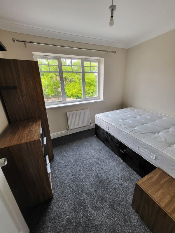 Photo 1: Brand New Beautiful and Modern Double Bedroom!