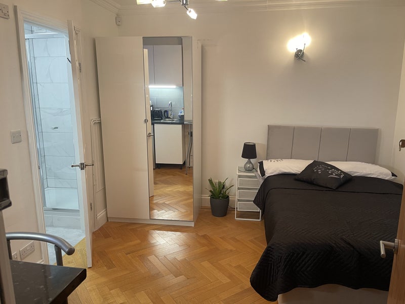 Photo 1: Studio view