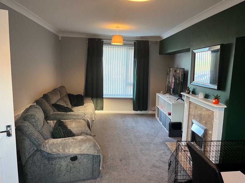 Photo 1: Living room 