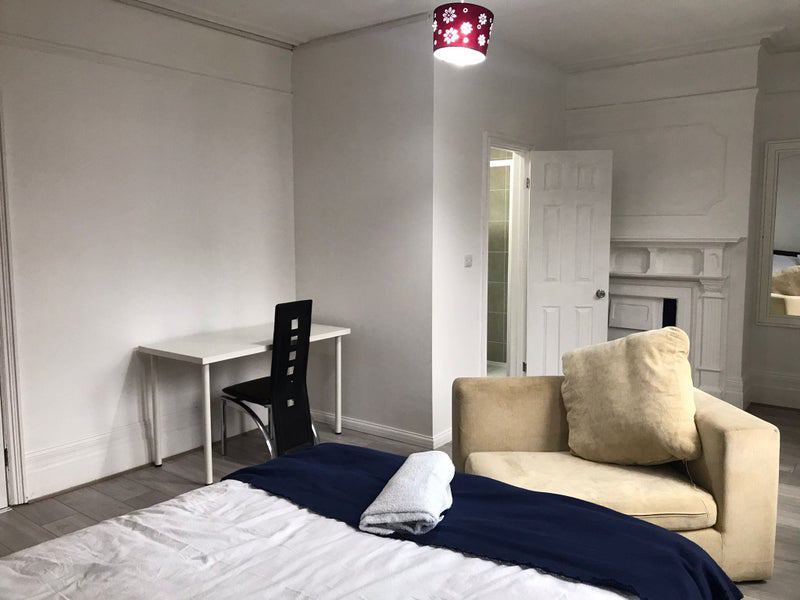 'Large ensuite room to let in Finchley Road' Room to Rent from SpareRoom