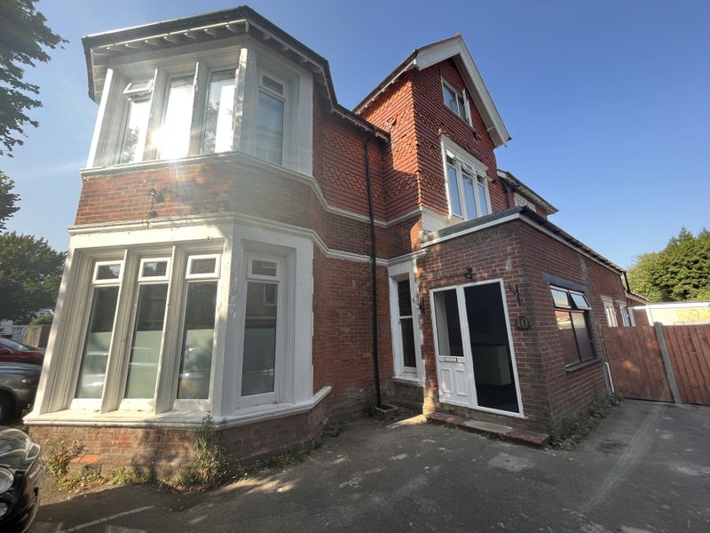 'Lovely spacious studio available now!' Room to Rent from SpareRoom