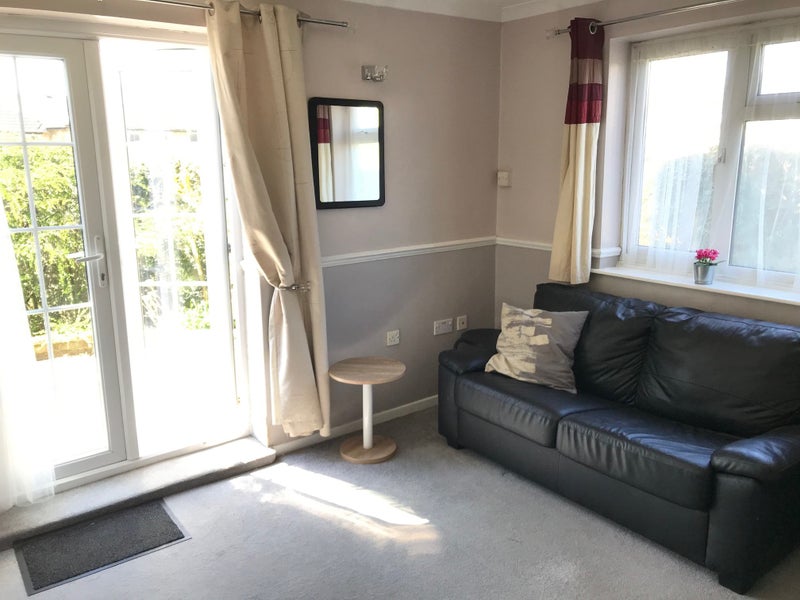 'Double room in Cirencester with garden & carport ' Room to Rent from