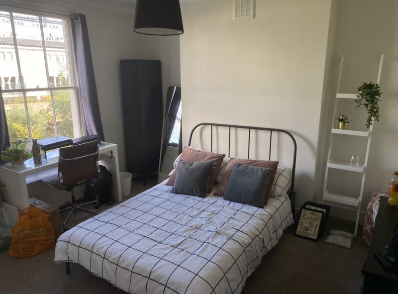 'Large EnSuite Room In Clapham North (Unfurnished)' Room to Rent from
