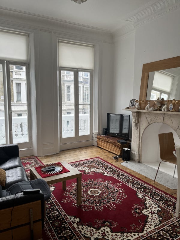 'Central London flat with Balcony West Kensington ' Room to Rent from