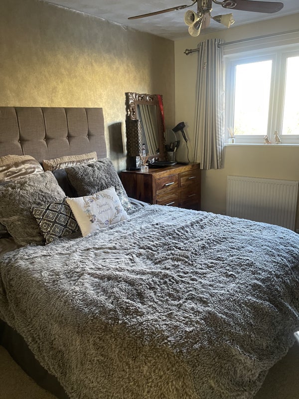 Photo 1: Double bedroom 