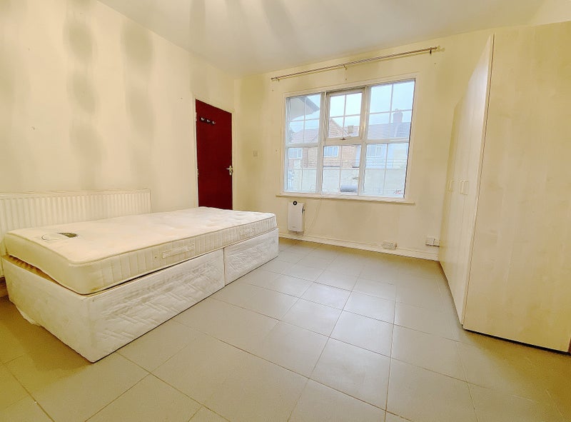 'Single Studio 5 Mins Walk To Hounslow East' Room to Rent from SpareRoom