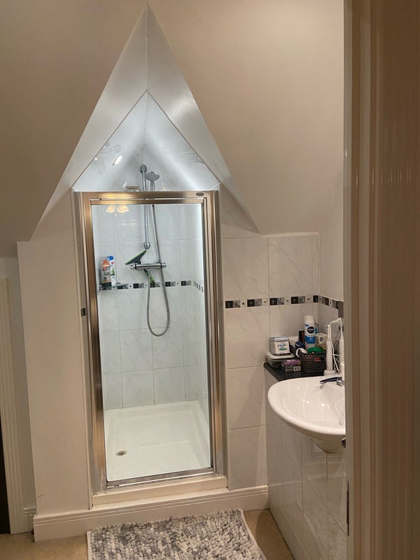Photo 1: Ensuite 