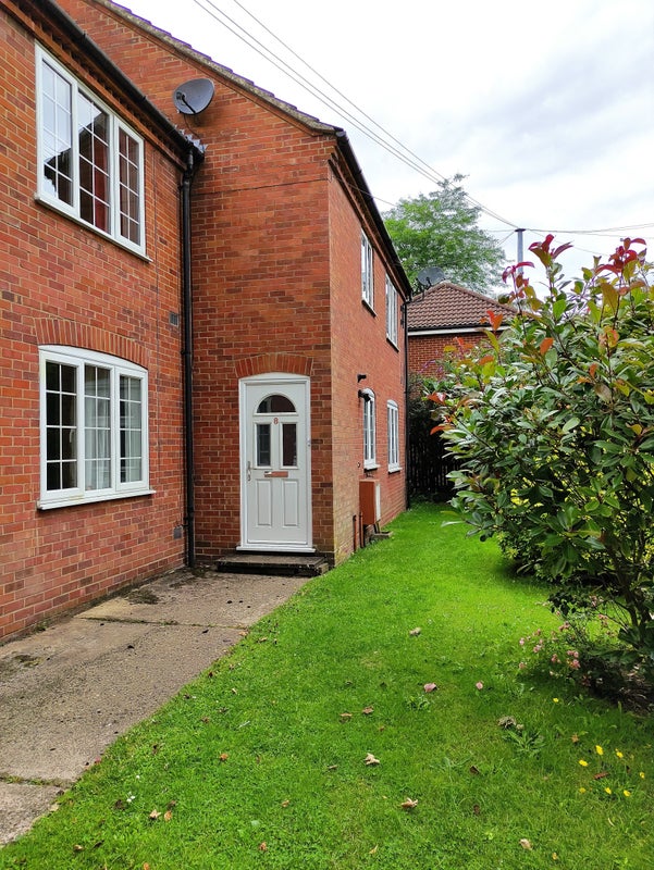 Photo 1: Main entrance into Mews and garden 