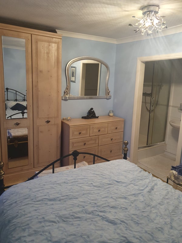 Photo 1: Double bedroom