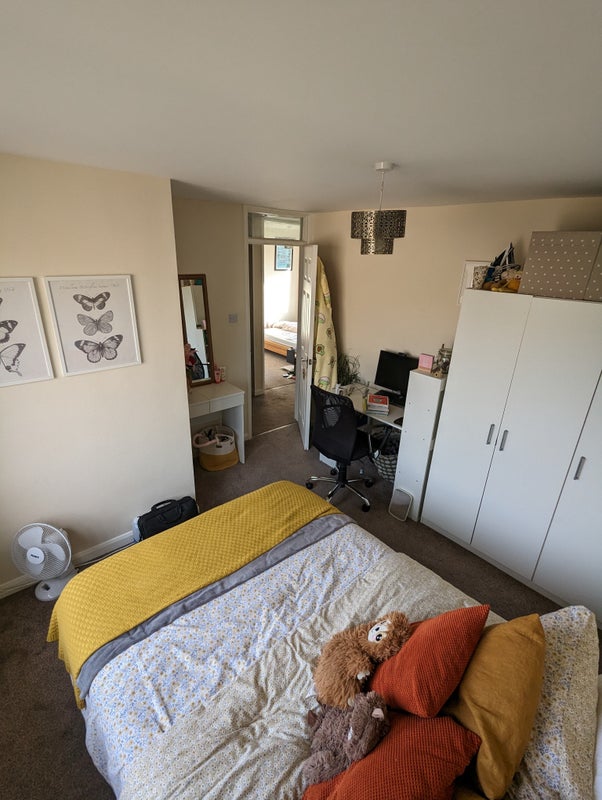 'Double Room Professional House Tadley ' Room to Rent from SpareRoom