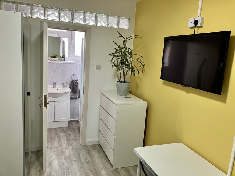 'Beautiful modern flat near Thame town centre' Room to Rent from SpareRoom