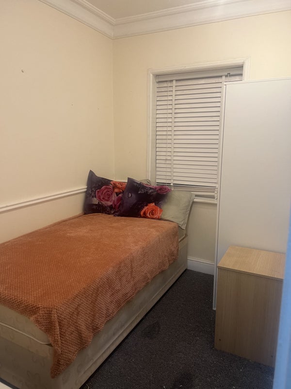 'Amazing room in Romford ' Room to Rent from SpareRoom