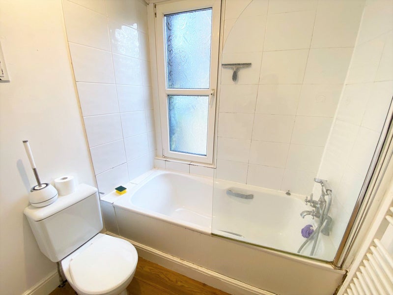 'Kingston Road, Raynes Park, London, SW20 8DT' Room to Rent from SpareRoom