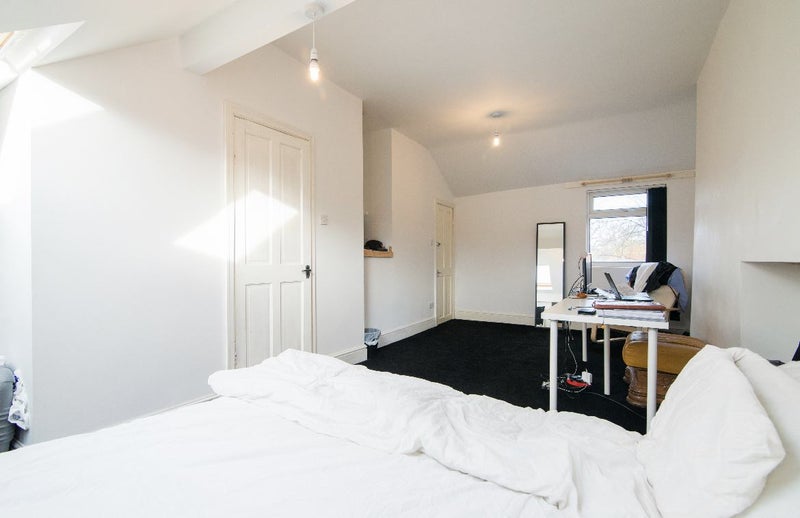 Photo 1: Loft Room w En Suite