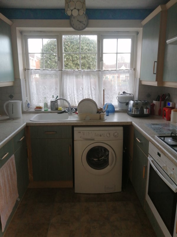 Photo 2: Kitchen