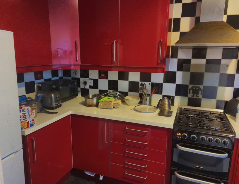 'Flat mate wanted! Immediate movein available' Room to Rent from
