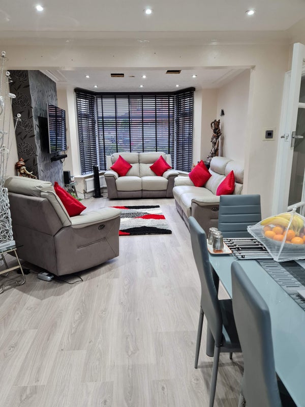 Photo 1: Lounge