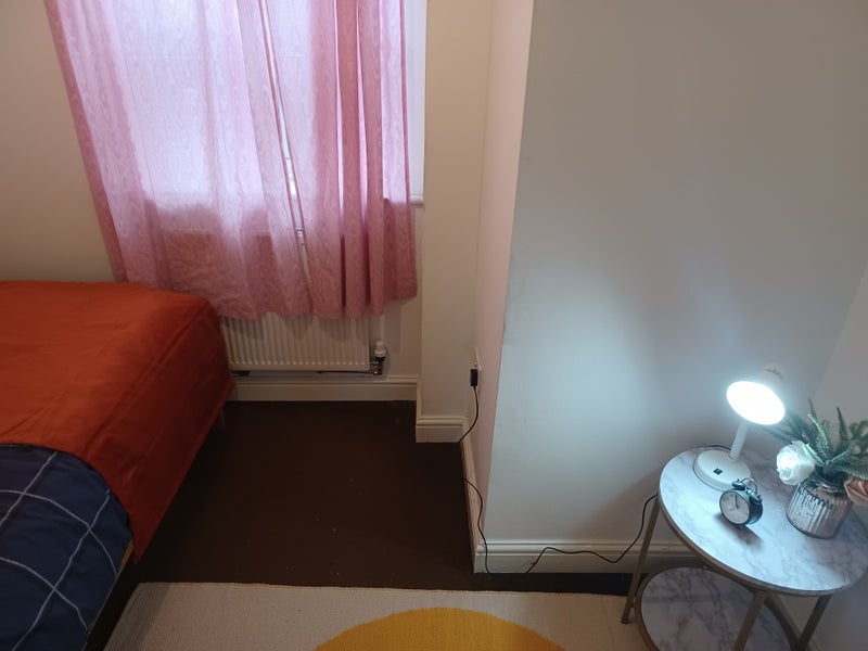 'One spare room to rent with own toilet,bathroom an' Room to Rent from