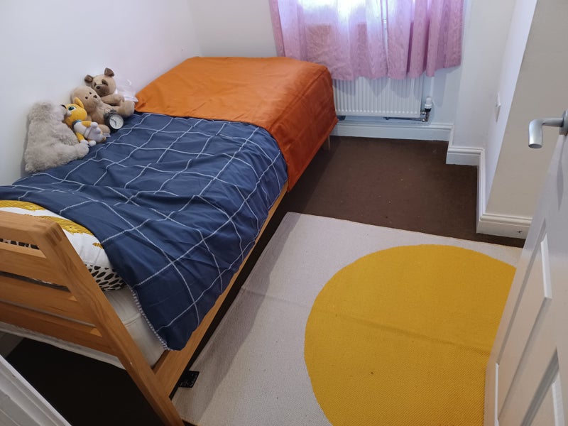 'One spare room to rent with own toilet,bathroom an' Room to Rent from