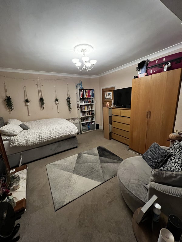 'Large double room to rent in Raynes Park garden' Room to Rent from