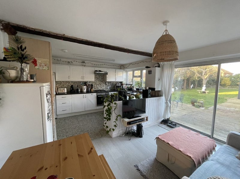 Photo 1: Kitchen/ living room
