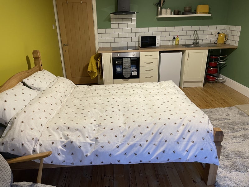 'Self contained room 1 mile from Yeovil centre' Room to Rent from SpareRoom