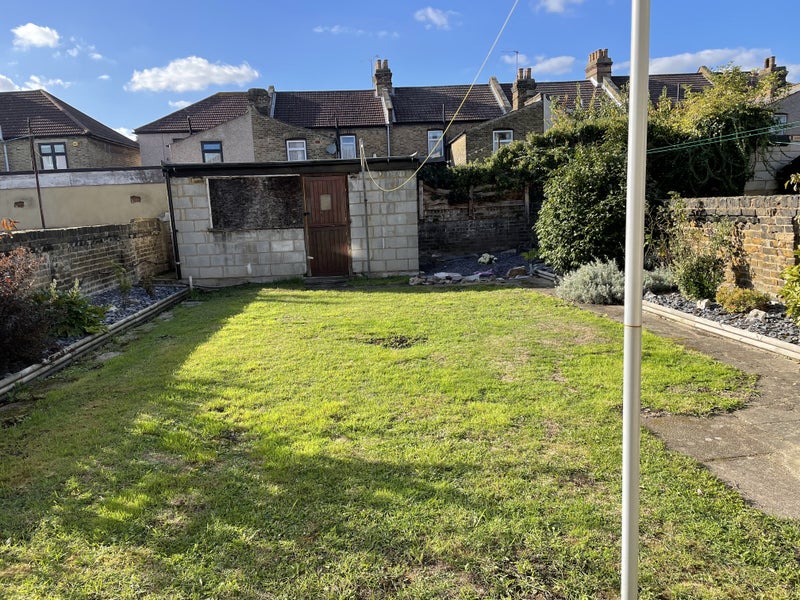 'Double Room in shared House Goodmayes near Station' Room to Rent from