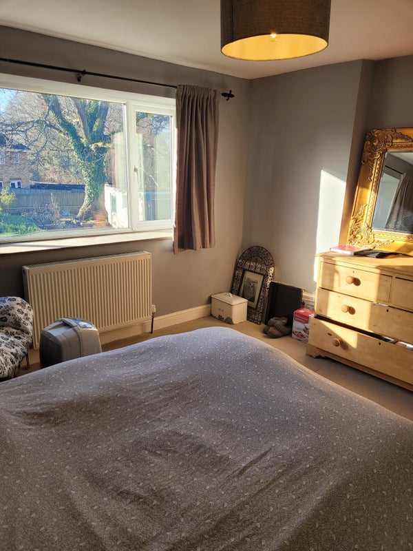 'Large double room nr Farnborough airport' Room to Rent from SpareRoom