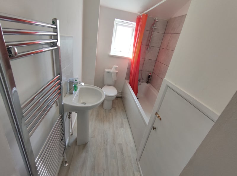 'Huge Room In Tottenham Hale Parking' Room to Rent from SpareRoom