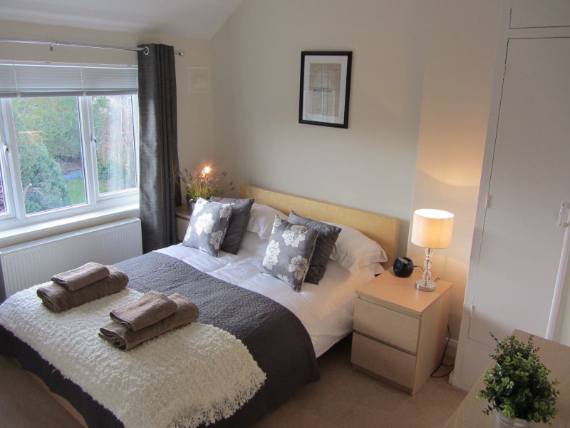 Photo 1: Double bedroom