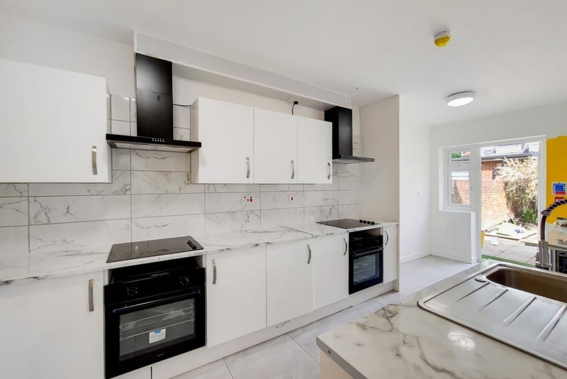 'Nice Studio Flat inc Bills. Hounslow. A+ Location' Room to Rent from