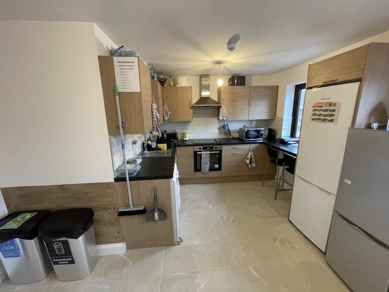 Photo 7: Fully Equipped Kitchen