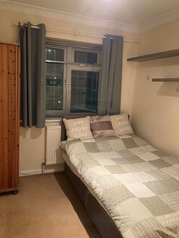 Photo 1: SINGLE BEDROOM