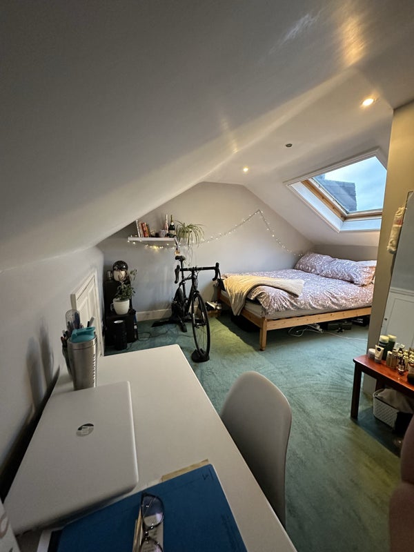 Photo 1: Room available 