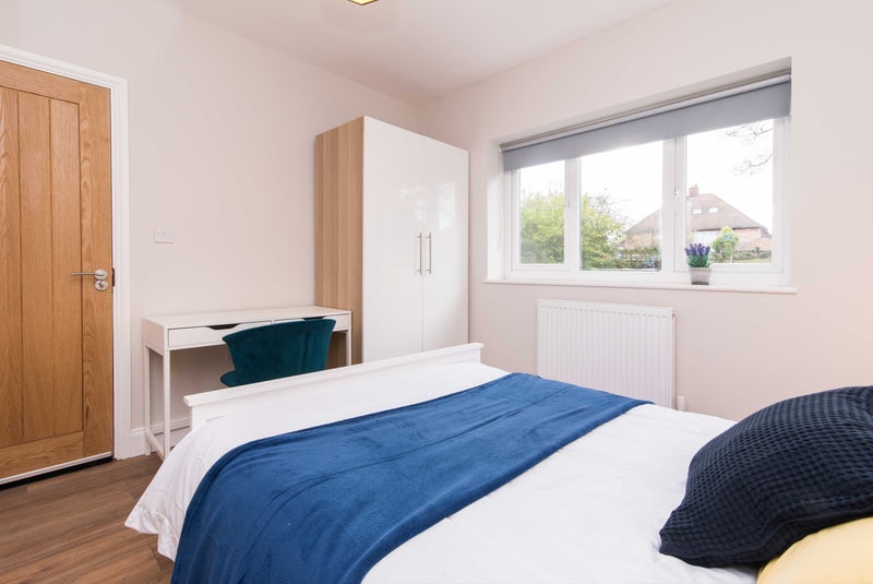 'Close to Uni. Best house in Beeston. Bills incl.' Room to Rent from