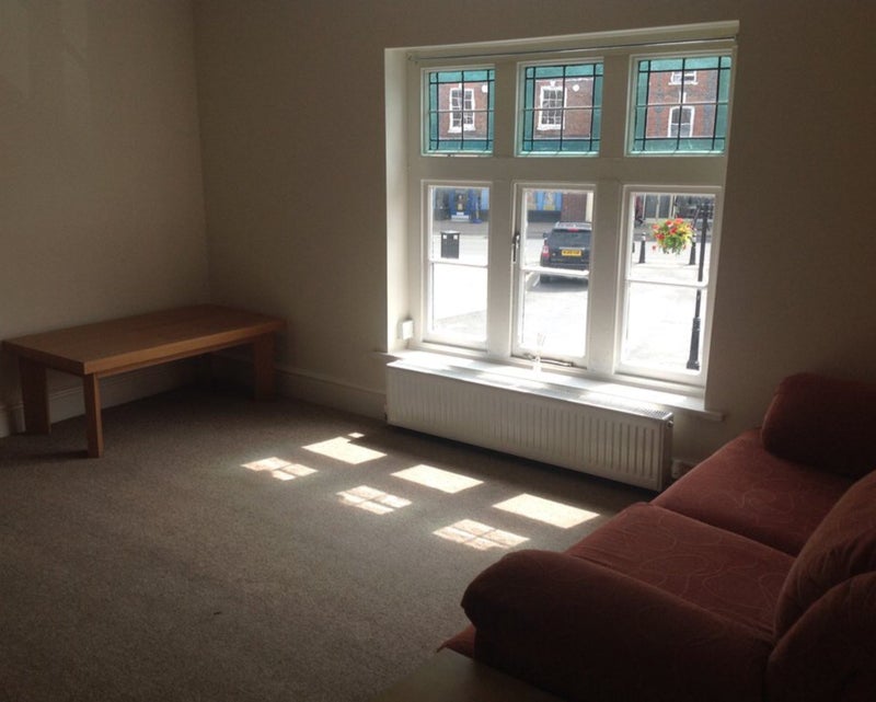 'Lovely 2bed flat overlooking Wantage market place' Room to Rent from