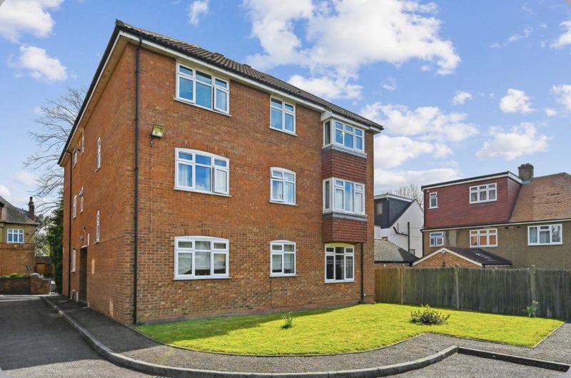 'Double room in Ealing w/ parking' Room to Rent from SpareRoom