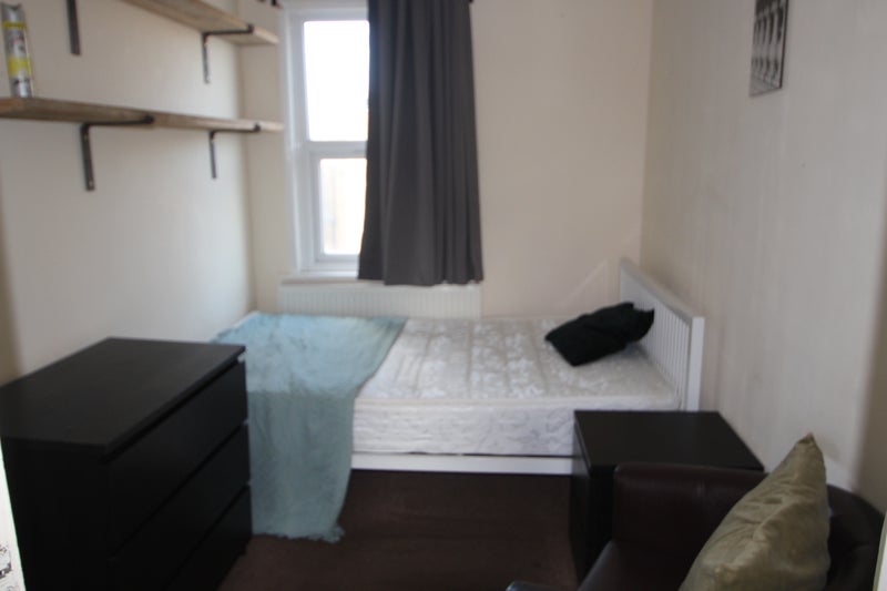 'Small Double/Acton Mainline/ All Bills' Room to Rent from SpareRoom