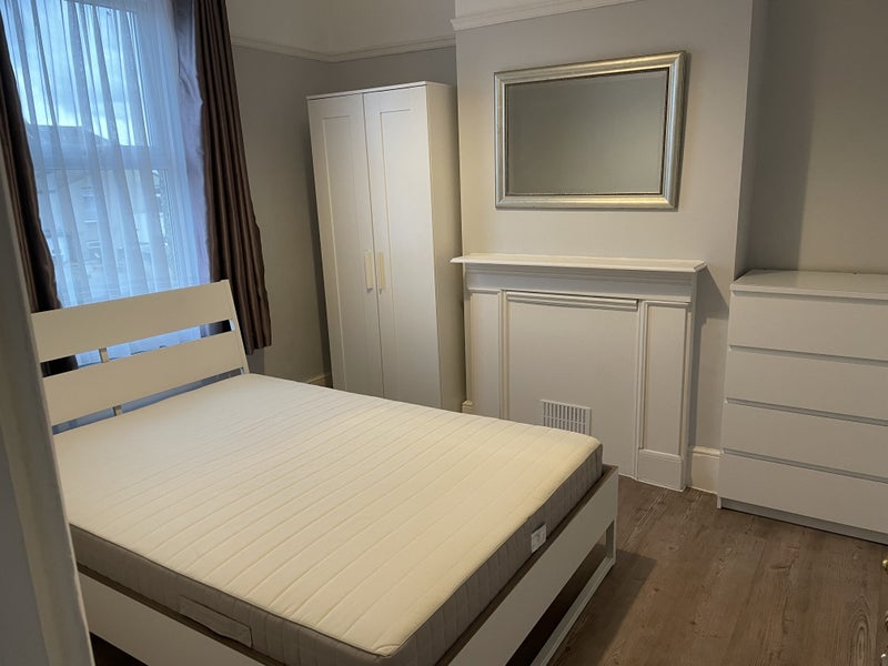 'Double Room in shared House Goodmayes near Station' Room to Rent from