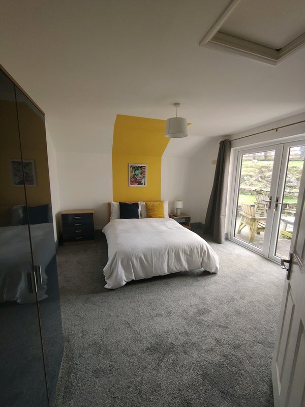 Photo 1: En suite bedroom to rent